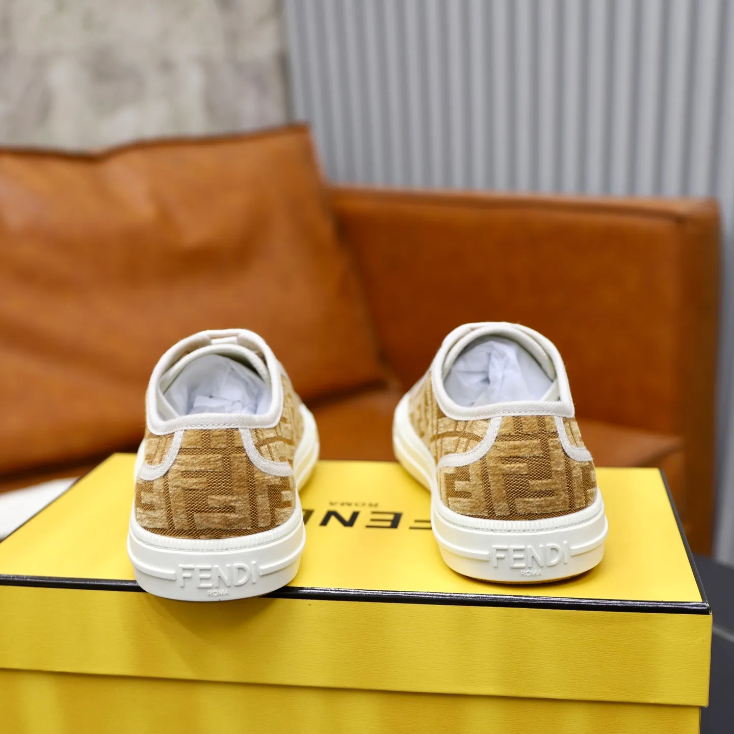Factory price: 480 original order (couple model) Brand: FENDI Fendi 🙅‍♂️🙅‍♂️🙅‍♂️ Size: Female 35–40, Male 39-44 (45 can be customized) Grade: Official website genuine Material: Imported original LoGO fabric upper Original comfortable lining TPU wear-resistant lightweight outsole Style category: Loafers New trendy shoes Color: actual picture color